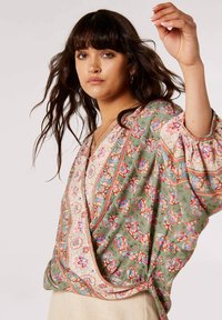 Apricot SARASA FLORAL WRAP - Bluse - green