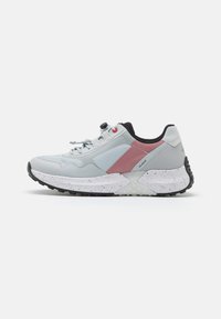 Light grey athletic shoe with a textured upper, red mesh accents, black collar, and a speckled white midsole. Features a toggle lacing system.