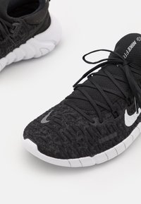 Nike Performance WMNS NIKE FREE RN 5.0 2021 - Katujuoksukengät - black/white/dark smoke grey