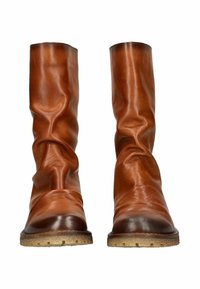 Brune læder ankelstøvler med et slaskede design, glat tekstur og en lidt mørkere brun gummisål med synlige profiler.