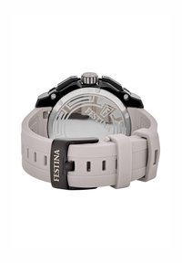 Festina pulksteņi ar melnu korpusu, caurspīdīgu aizmuguri un gaiši pelēku silikona siksniņu, kas aprīkota ar metāla sprādzi un iegravētu zīmola logotipu.