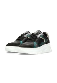 Sneaker nera e teal con un mix di materiali in pelle e camoscio, dotata di una suola spessa bianca e dettagli decorativi sul tallone.