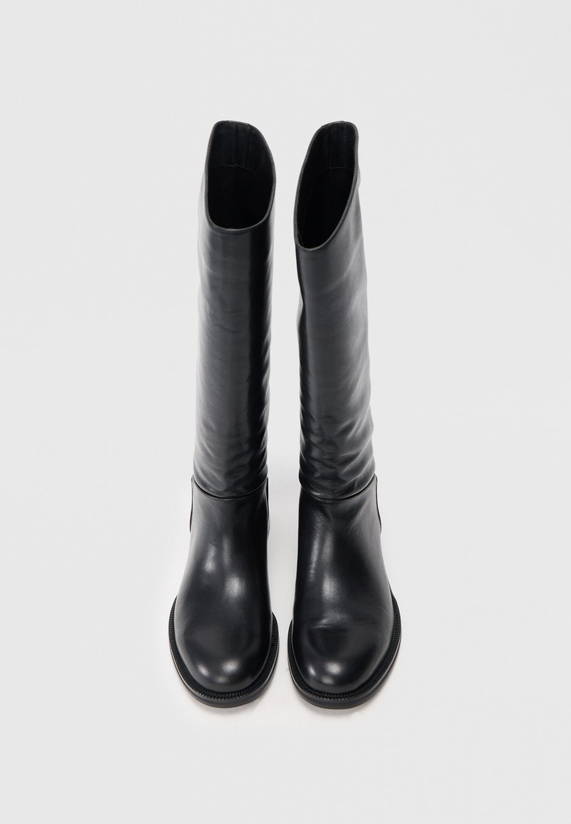 Schwarze Lederstiefel bis zum Knie mit schlanker Silhouette, glatter Textur, abgerundeter Spitze und flacher Sohle, ohne sichtbare Verschlüsse oder Akzente.