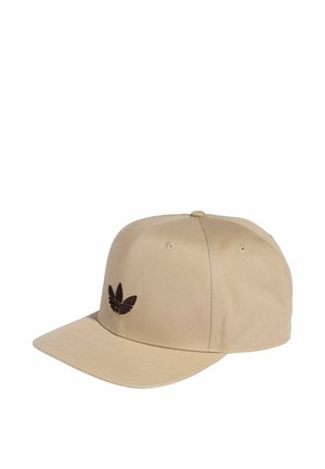 Cappellino da baseball beige con visiera piatta e logo Adidas trifoglio ricamato nero sul pannello anteriore sinistro.