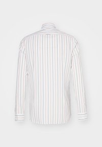 Camicia a maniche lunghe di colore bianco con righe verticali rosse e blu. Presenta un colletto, polsini con bottone e un dettaglio sulla schiena con una singola yoke.