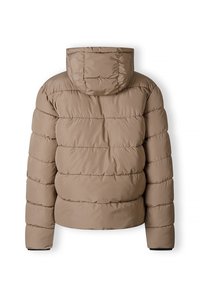Chaqueta tipo puffer en color beige claro con capucha. Presenta secciones acolchadas y puños elásticos. Fabricada con material suave y ligero.