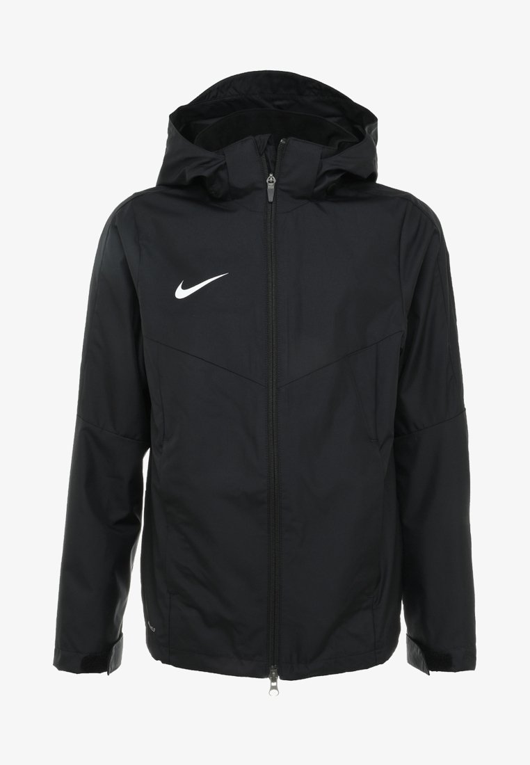 Schwarze Nike-Jacke mit Reißverschluss vorne, verstellbarem Kapuzen und strukturiertem Stoff mit weißem Logo auf der Brust. Leichtgewichtiges und tailliertes Design.