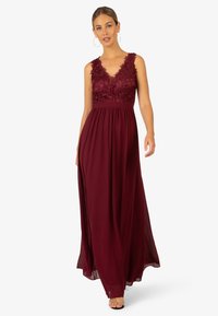 Bordeaux Maxi-Kleid mit Spitzenoberteil, tiefem V-Ausschnitt, ärmellosem Design, schwingendem Rock und weichem Stoff. Verfügt über bestickte florale Details.