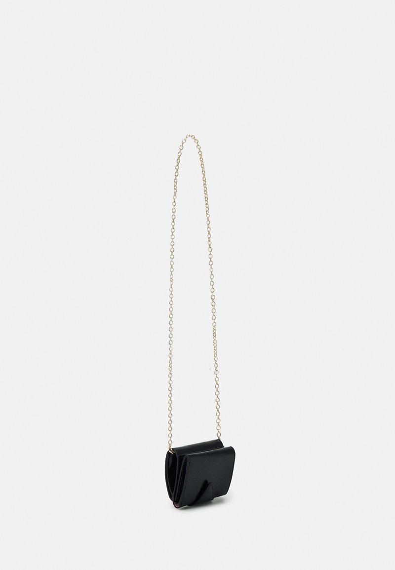 Schwarze Lederhandtasche mit mattem Finish, kurvenförmigem Design und goldener Kettenriemen zum Tragen über der Schulter.