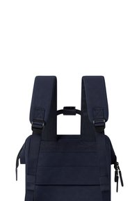 Marine rugzak met een gladde stof, brede verstelbare schouderbanden, een handvat bovenop, een ritszak en horizontale paneeldetails.