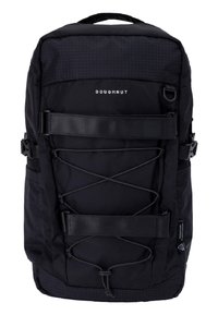 Zaino nero con superficie texture, dotato di straps orizzontali, un sistema di corda bungee e un logo sulla parte anteriore. Include fibbie laterali regolabili.
