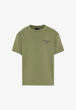 Oliwkowo-zielona koszulka z krótkim rękawem i okrągłym dekoltem, z niewielkim czarnym napisem Givenchy i adresem nadrukowanym na górnej lewej stronie klatki piersiowej.
