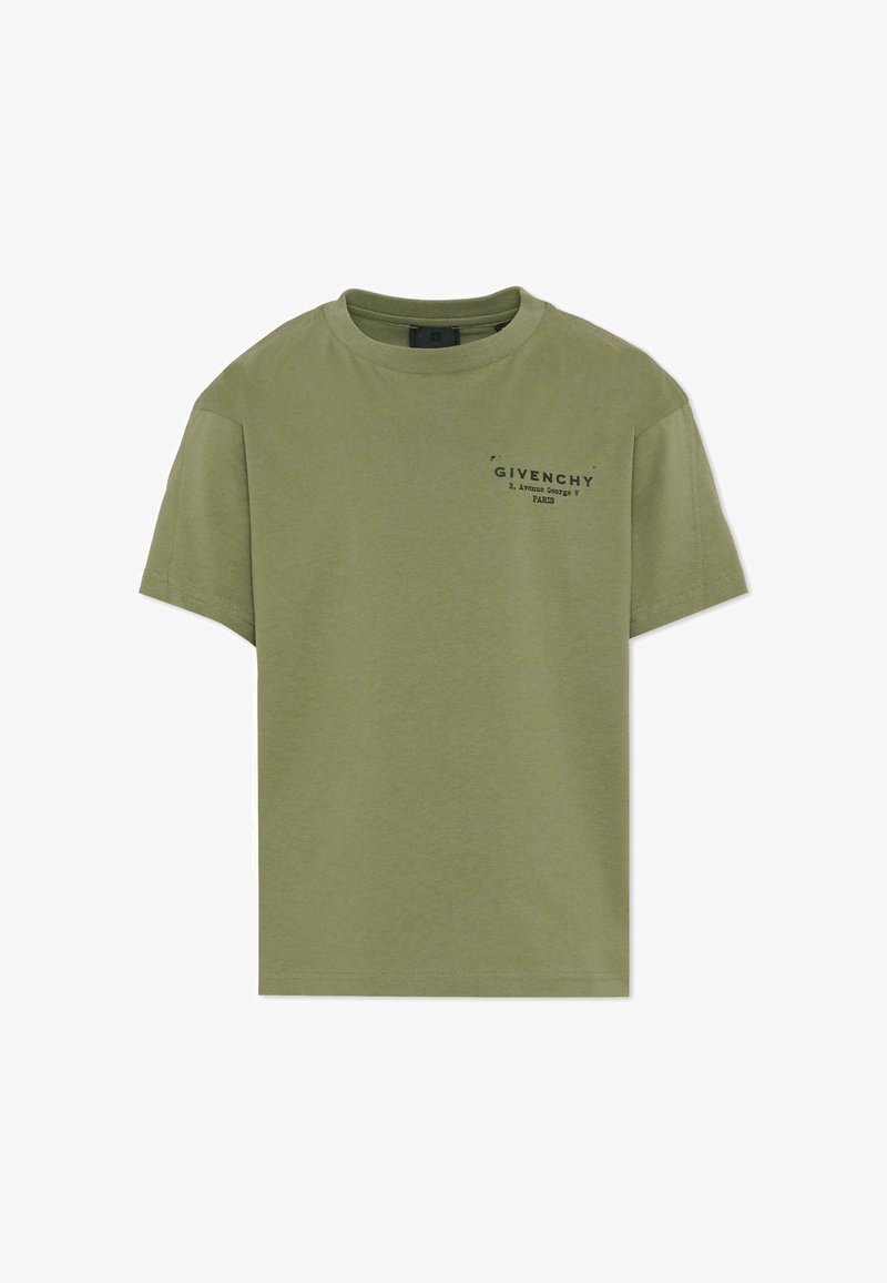 T-shirt col rond à manches courtes vert olive avec petit texte noir Givenchy et adresse imprimés sur le côté gauche de la poitrine.