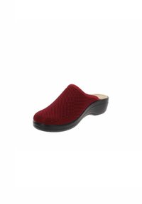 Scarpa slip-on rossa in rete con punta arrotondata, suola in gomma nera sagomata e superficie texturizzata per la traspirabilità. Morbida fodera interna.