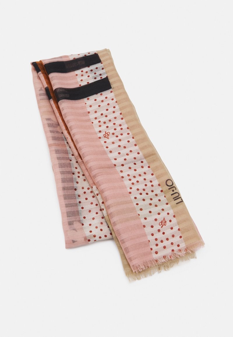 Écharpe pliée rose pâle et beige avec des pois rouges, des rayures beiges, des accents noirs et des bords frangés sur fond blanc.