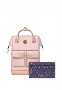 Sac à dos rose avec des accents dorés texturés et une fermeture à pression. Comprend une pochette florale bleu marine. Dispose d'une poignée supérieure et de bretelles ajustables.