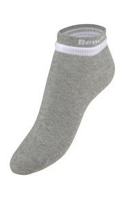 Graue Knöchelsocke aus Baumwollmischung, mit weißem Rippstrickbund und Logo. Glatte Textur und bequeme Passform für einen angenehmen Tragekomfort.