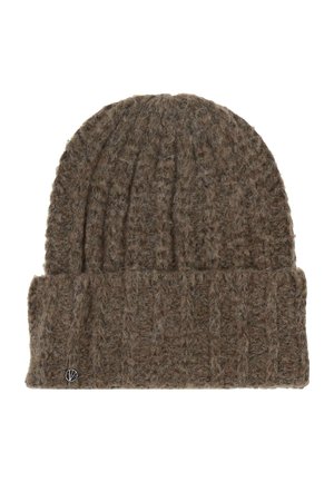 Smeđi fuzzy pleteni kapu s rebrastim uzorkom i prebačenim rubom, s malim okruglim metalnim logom na donjoj lijevoj strani.
