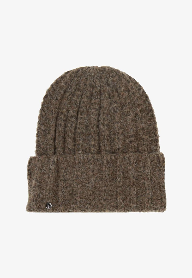 Barna bolyhos kötött sapka bordás mintával és felhajtott szegéllyel, a bal alsó oldalon egy kis kerek fém logóval.