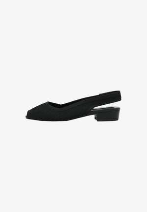 Zapato slingback negro de tacón bajo con parte superior de tela texturizada y puntera abierta, vista lateral sobre fondo blanco.