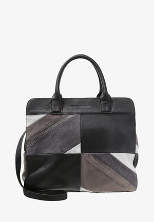 Skórzana torba na ramię w kolorze czarnym, szarym i białym, z geometrycznym wzorem patchworkowym. Posiada dwa uchwyty u góry oraz odpinany pasek na ramię.