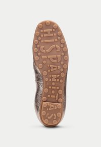 Suola marrone con trama testurizzata e motivo circolare antiscivolo, caratterizzata dal marchio in rilievo "HISPANITAS" e dalla taglia "37". Il design supporta il comfort grazie all'imbottitura.