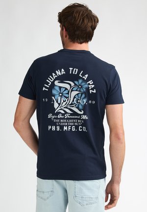 Marineblauw katoenen T-shirt met een grafische print op de achterkant met een wit- en blauw ontwerp, tekst en een cirkelvormig patroon.