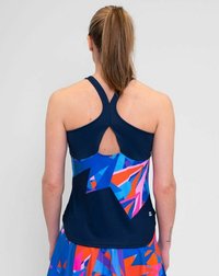 Camiseta deportiva con base en azul marino, patrones geométricos abstractos multicolores, diseño de espalda nadadora y corte en forma de llave en la parte posterior.