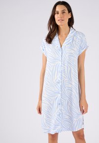 Abito camicia corto azzurro con maniche corte, caratterizzato da un motivo a strisce bianche a tema zebra e una chiusura davanti con bottoni e colletto. Tessuto morbido e vestibilità rilassata.