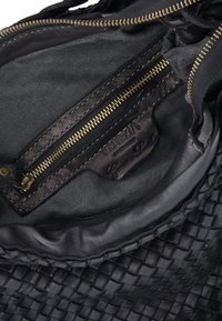 Czarna skórzana torebka z wzorem plecionym; posiada złoty zamek błyskawiczny i materiałowe wnętrze. Wewnątrz znajduje się oznaczona metka. Miękka faktura i staranne szwy.