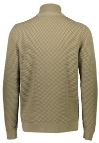 Jersey de punto en verde oliva claro, con un patrón texturizado en forma de diamante, cuello alto, mangas largas y puños y dobladillo acanalados.