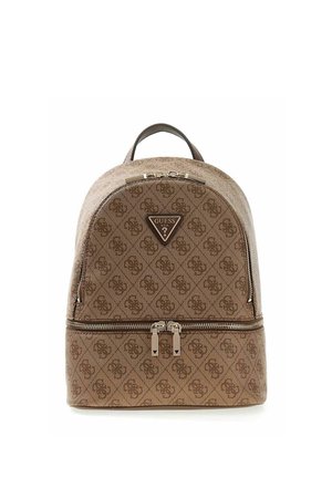 Sac à dos Guess marron avec motif logo intégral, patch de marque triangulaire, poignée supérieure, compartiments zippés à l'avant et en bas.
