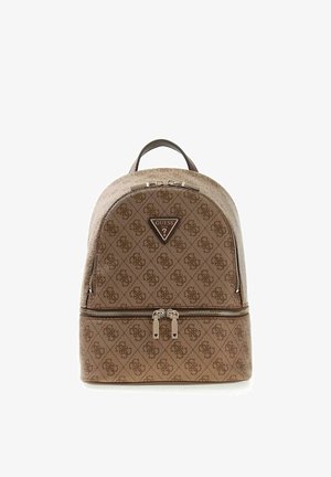 Zaino marrone Guess con motivo a logo completo, patch triangolare del marchio, maniglia superiore, scomparti con cerniera frontale e inferiore.