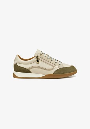 Sneaker in pelle beige con dettagli in suede verde. Presenta lacci argentati, una chiusura a zip sul lato e una suola in gomma con una leggera curvatura.