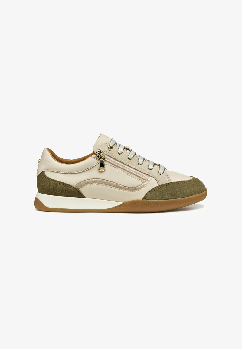 Sneaker in pelle beige con dettagli in suede verde. Presenta lacci argentati, una chiusura a zip sul lato e una suola in gomma con una leggera curvatura.