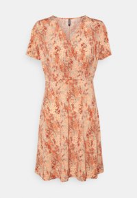 Vestido de manga corta en beige claro con un estampado floral en tonos naranja y rojo. Presenta un escote en V y una cintura ceñida, con una falda que se abre suavemente.