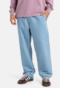 Lyseblå denim bukser med løs passform og rette ben, som har et klassisk fem-lommer design og subtile stikninger.