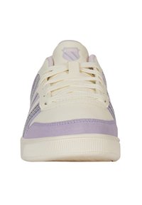 Schnürsneaker mit einem Obermaterial aus cremigem Leder, hellvioletten Wildlederakzenten und einer strukturierten weißen Gummisohle. Mit K-Swiss-Logo auf der Zunge.