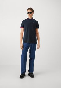 Tommy Jeans FLAG CUFFS - Polo shirt - dark night navy