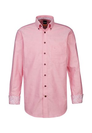 Chemise rose à manches longues avec un col à rabat, boutons marron et poignets à motifs comportant de petits pois et des fleurs. Poche sur le côté gauche de la poitrine.