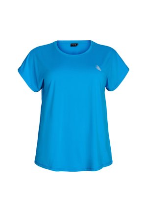 Blå, kortärmad T-shirt gjord av slät tyg. Har en liten vit logotyp på vänster bröst och en rund halsringning.
