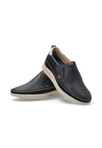 Zapatos de piel marina sin cordones con suelas de goma beige y costuras blancas. Incluyen un acento marrón en el talón y un diseño de punta redondeada.