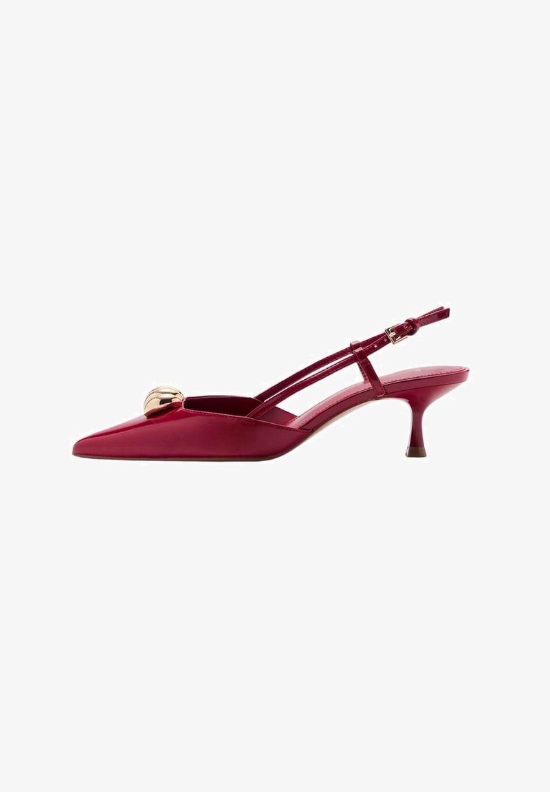 Rode patenten leren slingback hak met een spitse neus, versierd met een gouden bol accent en een slanke hak. Verstelbare banddetail.
