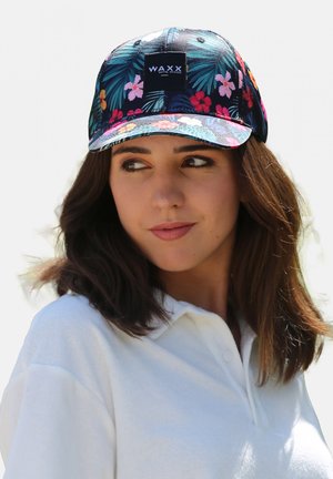 Casquette à motif floral dans des tons de rose, bleu et vert ; tissu résistant, visière structurée et patch logo à l'avant.
