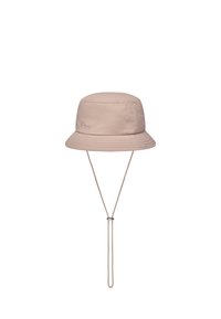 Cappello a secchiello beige realizzato in tessuto leggero, con corona rotonda, visiera larga, fori di ventilazione laterali e una fascia regolabile per il mento.