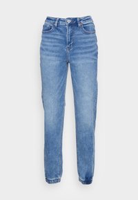 Světlé modré džíny s vysokým pasem, elastickými manžetami, předním knoflíkem, zipem a designem s pěti kapsami na jednobarevném pozadí.