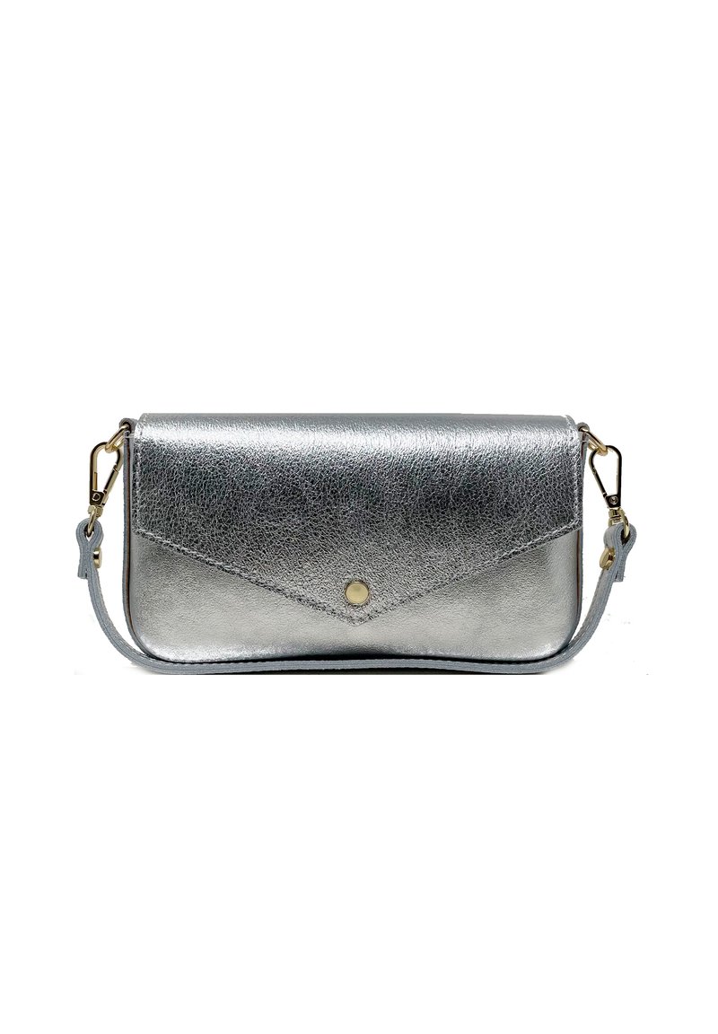 Clutch metallica argentea con texture liscia, design a patta triangolare, chiusura a scatto color oro e tracolla staccabile.