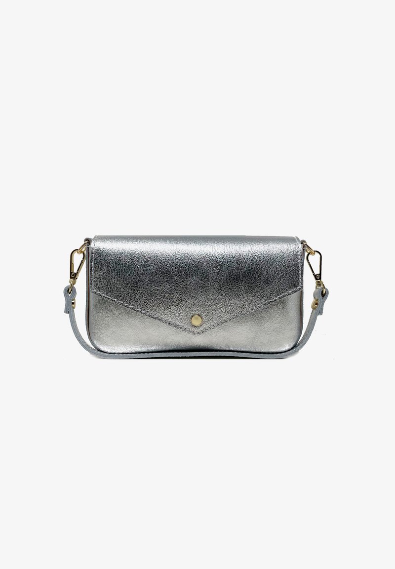 Clutch metallica argentea con texture liscia, design a patta triangolare, chiusura a scatto color oro e tracolla staccabile.
