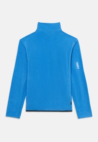 Γαλάζιο φλις μπουφάν με ψηλό γιακά και μακριά μανίκια, με λογότυπο στο αριστερό μανίκι και μαύρη φόδρα στο κάτω μέρος.