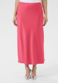 Larga falda rosa sólida hecha de una tela suave y ligera con corte recto. Presenta una cinturilla simple y un leve brillo.